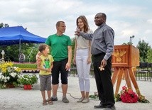 o. Bashobora zaprosił też do siebie jedną z rodzin uczestniczących w spotkaniu