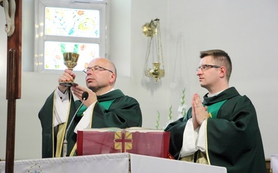 Ks. Adam Domański (po lewej) i ks. Kamil Goc
