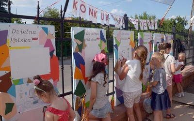 Podczas festynu pojawił motyw 100. rocznicy odzyskania niepodległości. Najmłodsi wzięli udział w konkursie plastycznym, któremu przyświecało hasło: "Dzielna Polska"