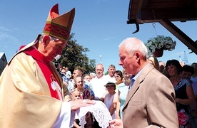 	Parafianie przekazują klucze świątyni bp. Janowi Styrnie.