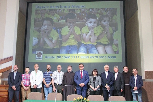 Akcję koordynują franciszkanie z Panewnik. Ojciec Firas na zdjęciu w środku. Po jego prawej dwoje Syryjczyków mieszkających w Katowicach. 