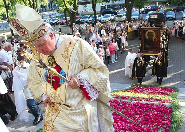 Obraz został wniesiony do świątyni po kwiatowym dywanie.