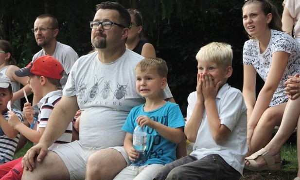 Emocje sportowe oazowiczów na stadionie w Porąbce