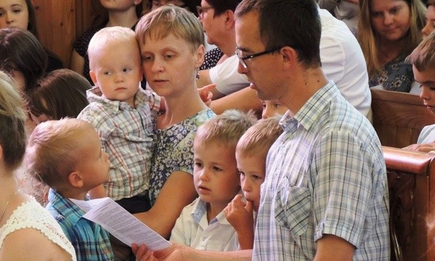 Wspólnoty oazowe dzieci, młodzieży i dorosłych wypełniły kościół w Porąbce