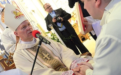 „Czy przyrzekasz swemu ordynariuszowi cześć i posłuszeństwo? Niech Bóg, który rozpoczął w tobie dobre dzieło, sam go dokona”.