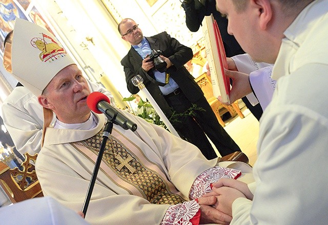 „Czy przyrzekasz swemu ordynariuszowi cześć i posłuszeństwo? Niech Bóg, który rozpoczął w tobie dobre dzieło, sam go dokona”.