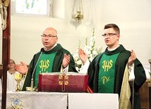 Ks. Adam Domański (po lewej) i ks. Kamil Goc.