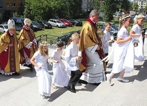 W procesji biskupi Wiesław Śpiewak CR i Jan Kopiec,  ks. Maciej Sasiak CR niesie relikwie św. Marii Goretti.