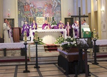W uroczystości pogrzebowej uczestniczyło kilkunastu księży.