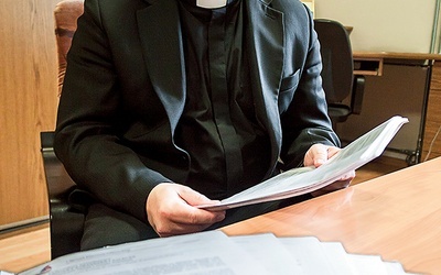Sekretarz synodu z dokumentami przyjętymi na zebraniach plenarnych, które po ostatnich korektach będą czekały na decyzję biskupa.