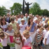 W Pile impreza zakończyła się przy pomniku św. Jana Pawła II, który był wielkim orędownikiem życia i rodziny.
