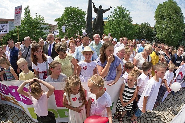 W Pile impreza zakończyła się przy pomniku św. Jana Pawła II, który był wielkim orędownikiem życia i rodziny.