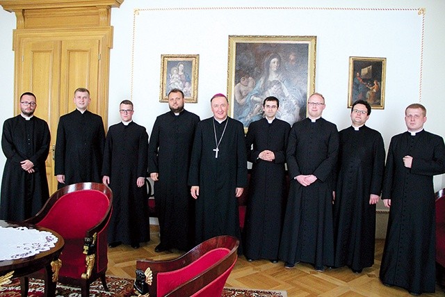 Delegowani kapłani z biskupem.