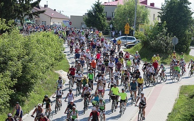 ▲	Peleton przejechał przez Obrazów. 