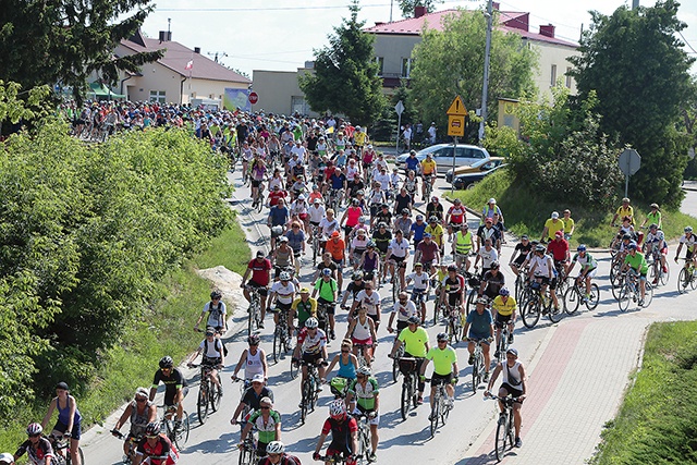 ▲	Peleton przejechał przez Obrazów. 