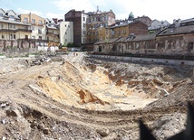▲	Odkrycia archeologiczne przy ul. Stradomskiej są związane m.in. z faktem, że kiedyś znajdowały się tu kościół oraz szpital. 