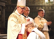 Diecezja płocka ma sześciu nowych kapłanów, których w bazylice katedralnej wyświęcił biskup płocki.