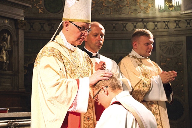 Diecezja płocka ma sześciu nowych kapłanów, których w bazylice katedralnej wyświęcił biskup płocki.
