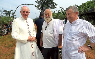 W listopadzie 2015 roku abp Stanisław Budzik odwiedził ks. Stanisławka (w środku) i poświęcił wybudowany przez niego kościół.