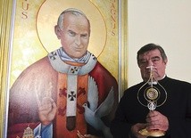 Kropla krwi Ojca Świętego w relikwiarzu.