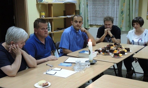 Anita i Krzysztof Tyrybonowie wraz z ks. Jackiem Moskalem (wszyscy z lewej) poprowadzili kurs dialogu dla małżonków