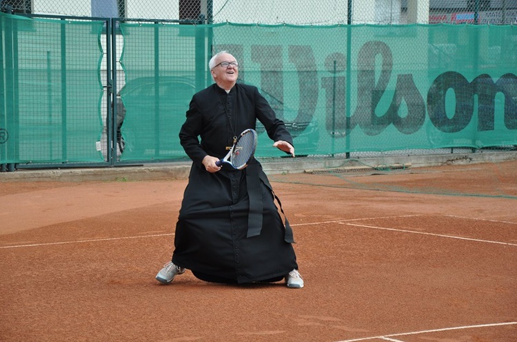 Księża na korcie