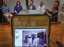 Wideokonferencja Relu Adriana Comana (u góry trzeci od lewej) i Roberta Hamiltona  (na ekranie) podczas konferencji prasowej w Bukareszcie, 5.06.2018 r.