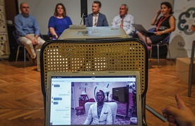 Wideokonferencja Relu Adriana Comana (u góry trzeci od lewej) i Roberta Hamiltona  (na ekranie) podczas konferencji prasowej w Bukareszcie, 5.06.2018 r.