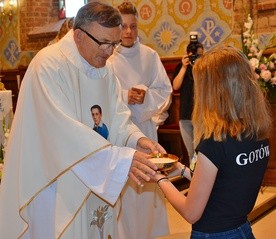 Mszy św. przy relikwiach przewodniczył ks. kan. Marek Zawadzki, proboszcz parafii