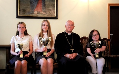 Od lewej: Aleksandra Supeł, Anita Łabedowska, bp Andrzej F. Dziuba i Izabela Andrzejczyk