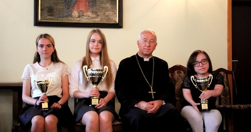 Od lewej: Aleksandra Supeł, Anita Łabedowska, bp Andrzej F. Dziuba i Izabela Andrzejczyk