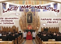 Klerycy modlą sią za parafie i proszą o modlitwę o nowe powołania