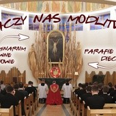 Klerycy modlą sią za parafie i proszą o modlitwę o nowe powołania