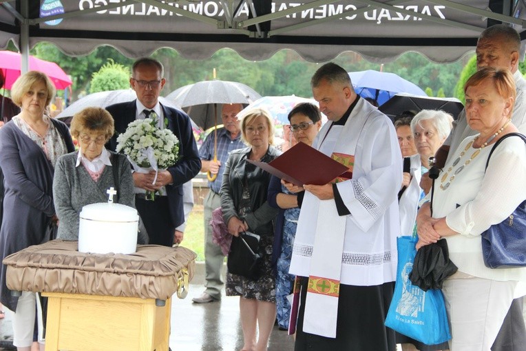 Pochówek dzieci martwo urodzonych w Mielcu