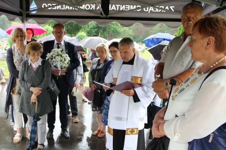 Pochówek dzieci martwo urodzonych w Mielcu