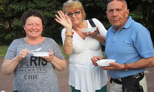 Wszystkie pokolenia przyszły na spotkanie kulinarne z Remigiuszem Rączką, który m.in. serwował chłodnik z botwinki