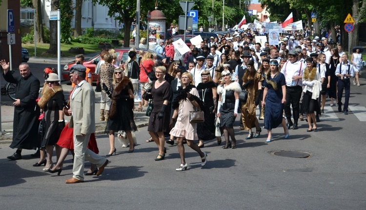 Korowód na 100-lecie niepodległości w Mławie