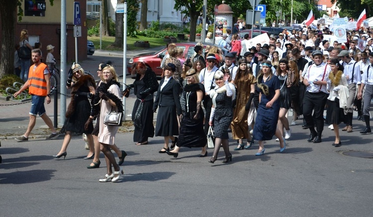 Korowód na 100-lecie niepodległości w Mławie