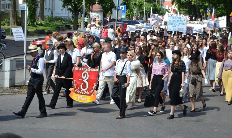 Korowód na 100-lecie niepodległości w Mławie