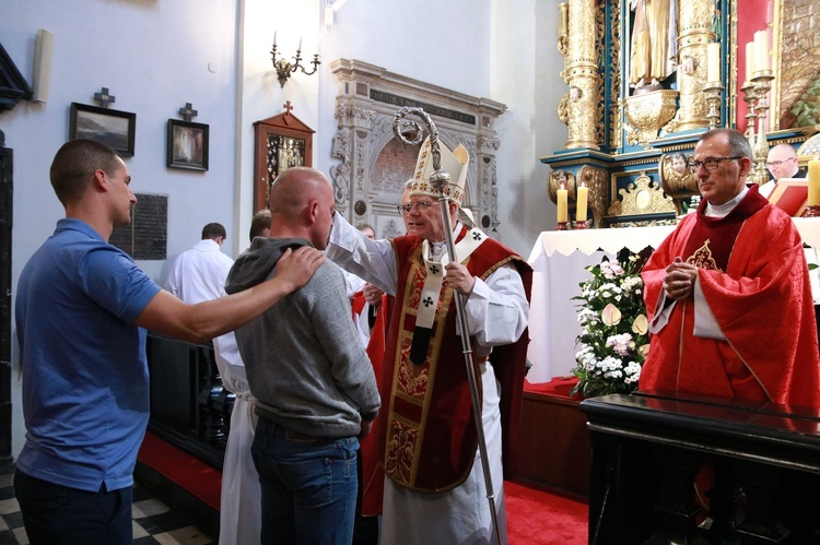 Bierzmowanie katechumenów w kościele św. Marka