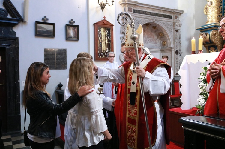 Bierzmowanie katechumenów w kościele św. Marka