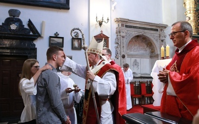 Bierzmowanie katechumenów w kościele św. Marka