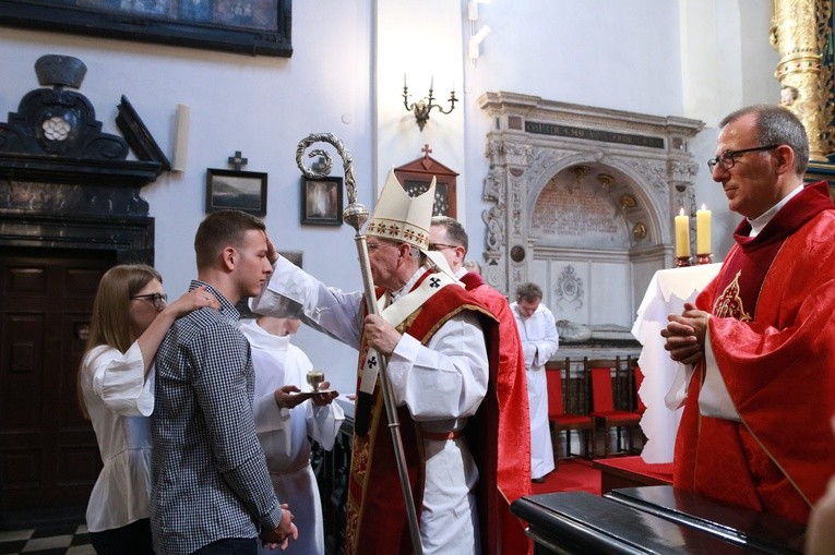 Bierzmowanie katechumenów w kościele św. Marka