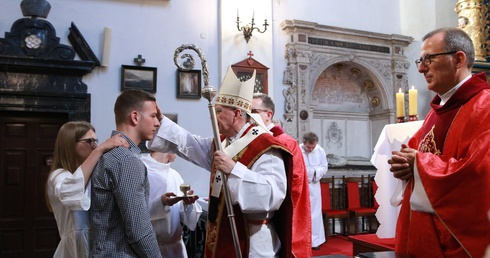 Bierzmowanie katechumenów w kościele św. Marka