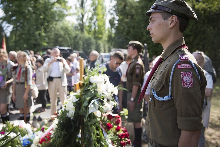 Fioletowa Dama spoczęła na Powązkach Wojskowych