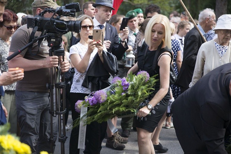 Fioletowa Dama spoczęła na Powązkach Wojskowych