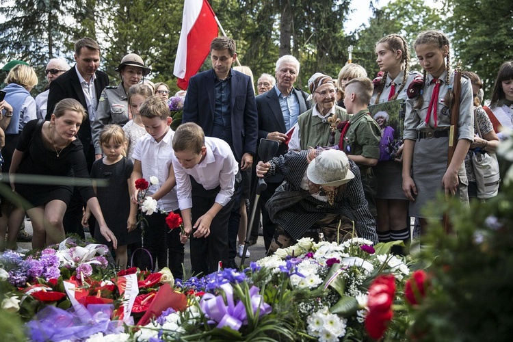 Fioletowa Dama spoczęła na Powązkach Wojskowych