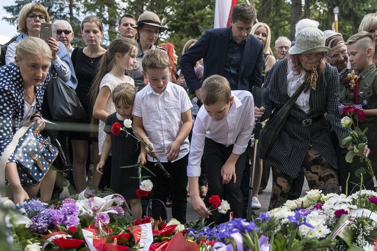 Fioletowa Dama spoczęła na Powązkach Wojskowych