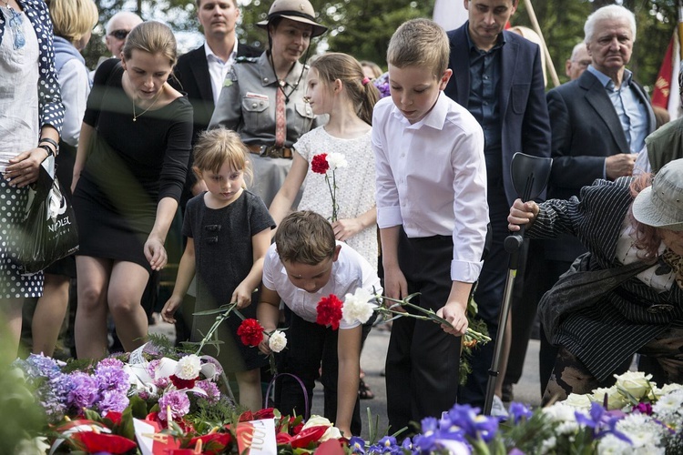 Fioletowa Dama spoczęła na Powązkach Wojskowych