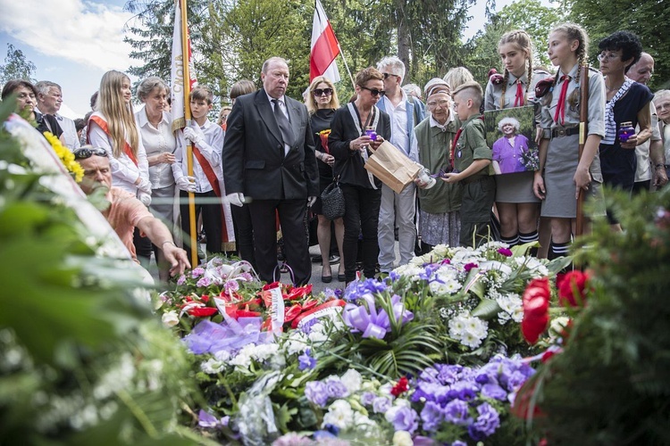 Fioletowa Dama spoczęła na Powązkach Wojskowych